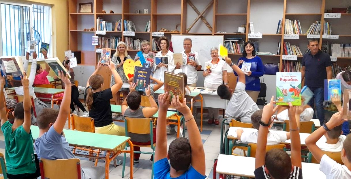 Το ΠΟΚΕΛ προσέφερε βιβλία στο 33ο Δημοτικό Σχολείο Λάρισας